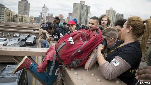 manifestantes en el puente de Brooklyn