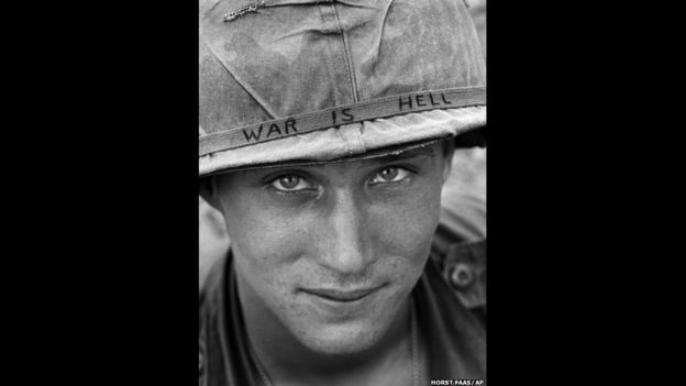 Un soldado estadounidense no identificado lleva en su caso un eslogan escrito a mano. Foto tomada en 1965 por HORST FAAS/AP. 