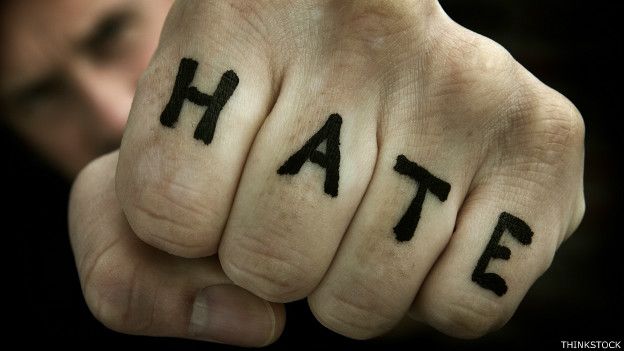 Palabra "Odio" en el puño de un hombre