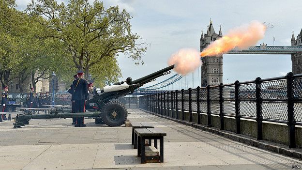 https://ichef.bbci.co.uk/news/ws/624/amz/worldservice/live/assets/images/2015/05/05/150505104936_royal_salute_main_624x351_epa.jpg