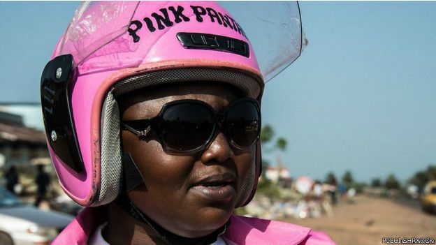 mototaxistas que se visten de rosa para evitar robos