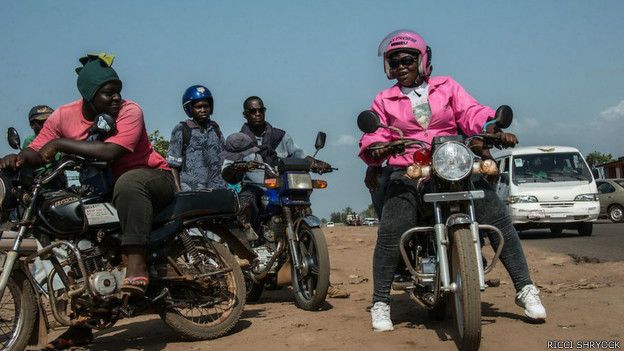 mototaxistas que se visten de rosa para evitar robos