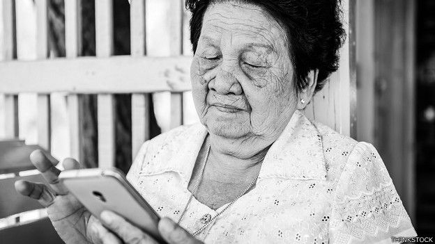 Una anciana con un teléfono inteligente