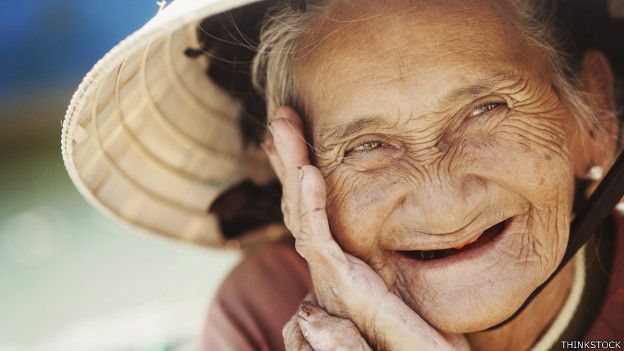 Persona anciana, sonriendo