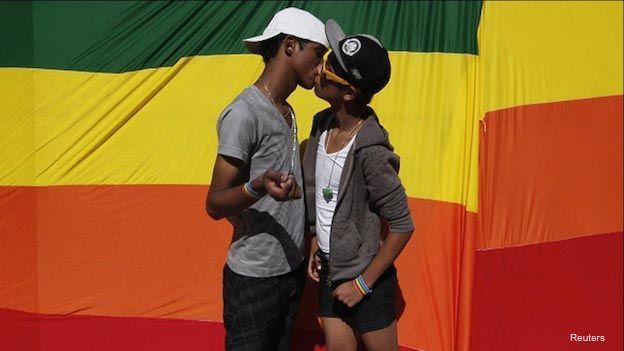 Beso gay durante una manifestación de orgullo homosexual en Brasil.