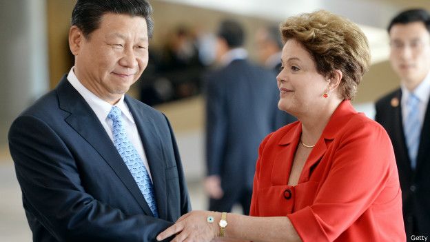 Los presidentes China, Xi Jinping, y de Brasil, Dilma Rousseff, se saludan durante un encuentro en Brasilia en julio de 2014.