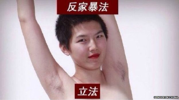 La activista china por los derechos de la mujer Li Tingting muestra su axila velluda
