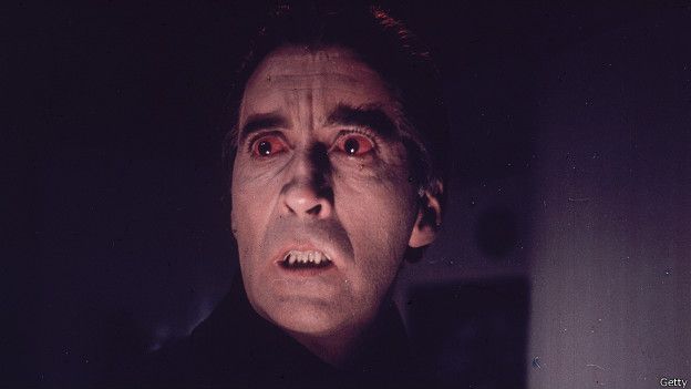 El actor hizo su primera aparición como vampiro en la película “Horror of Dracula” en 1958. Interpretó a Drácula nueve veces, aunque no le gustaba que se le vinculara con este papel.