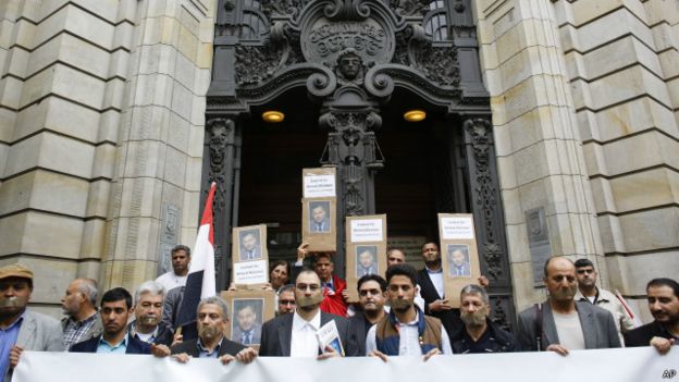 بعض مؤيدي أحمد منصور وقفوا أمام المحكمة يطالبون بإطلاق سراحه.