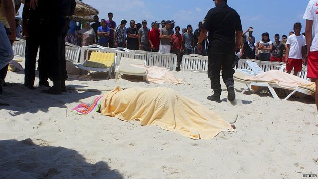انتشرت جثث الضحايا على الشاطئ