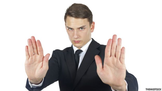 Un ejecutivo en actitud defensiva