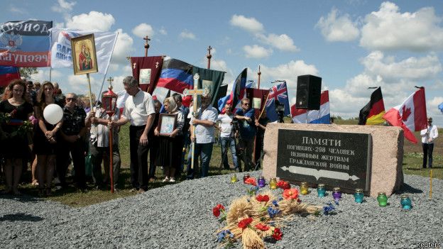 https://ichef.bbci.co.uk/news/ws/624/amz/worldservice/live/assets/images/2015/07/17/150717130611_mh17_memorial_ukraine_624x351_reuters.jpg