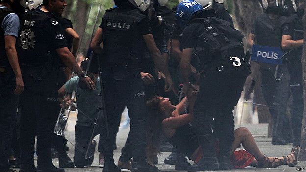 Una estudiante es detenida