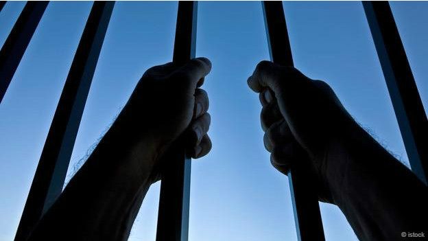 Las frustraciones derivadas de la vida tras las rejas son un factor. Una persona tras las rejas