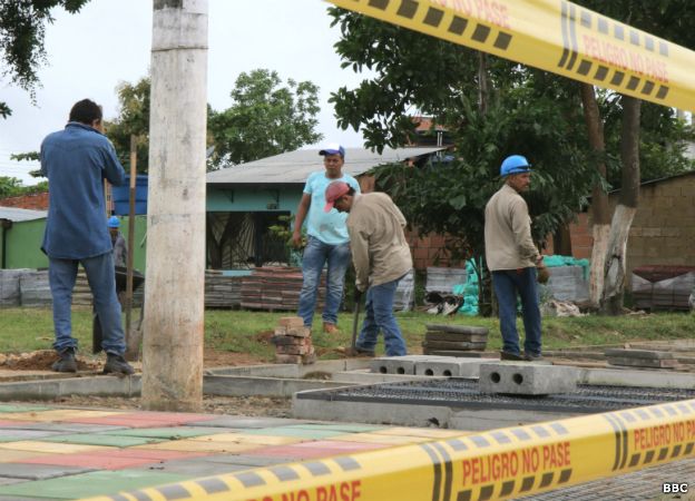 Las autoridades dicen que los habitantes están mal acostumbrados a los sueldos petroleros. Los trabajadores responden que los salarios de la obra pública no alcanzan para vivir en Puerto Gaitán. Obra pública en construcción