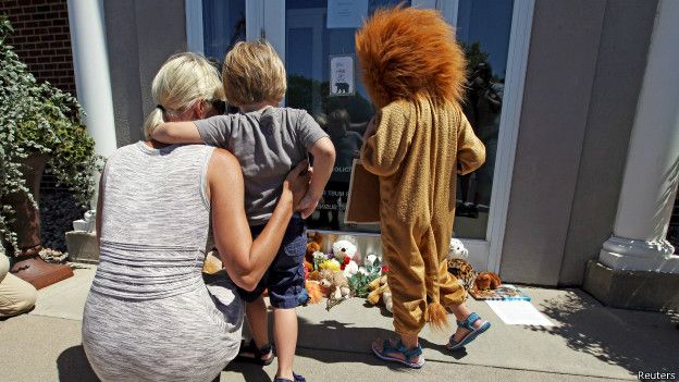 Protesta ante la clínica dental de Palmer
