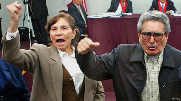 Abimael Guzmán y Elena Yparraguirre, exlíderes de Sendero Luminoso, durante el juicio en su contra en noviembre de 2004