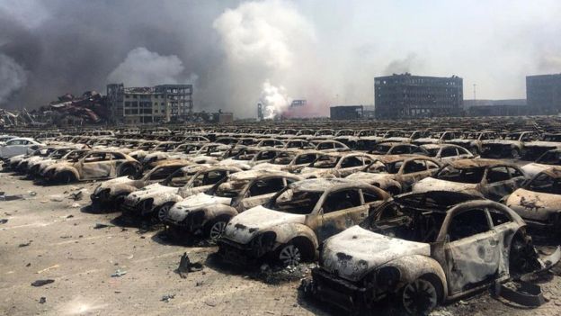Explanada con decenas de autos para exportación destruidos por la explosión