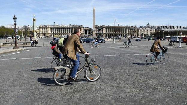 Ciclistas en la plaza La Concordia, París