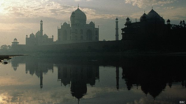 Es un monumento al amor. El Taj Mahal fue la obra encargada por el emperador mongol Shah Jahan para su esposa Mumtaz. Fue construido entre 1631 y 1654 a orillas del río Yamuna. Taj Mahal