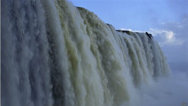 En la frontera de Argentina y Brasil, sobre el río Iguazú, se encuentra este conjunto de 275 cataratas, la mayoría en territorio argentino. Son unas de las siete maravillas naturales del mundo. Cataratas de Iguazú