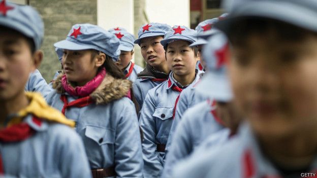 身穿制服的中国学生。