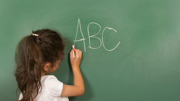 Niña en la escuela