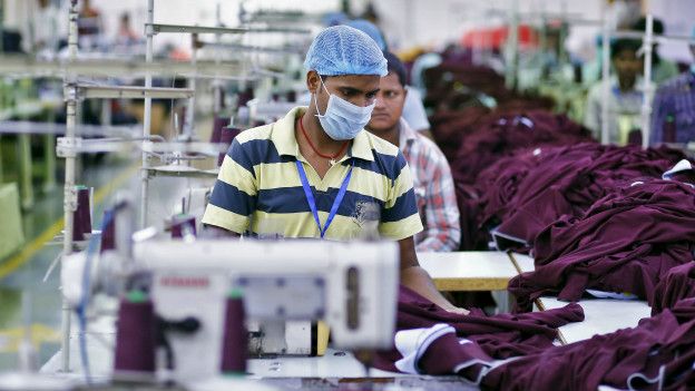 Trabalhador em fábrica de roupas em Nova Delhi, na Índia (Foto: Anindito Mukherjee/Reuters)