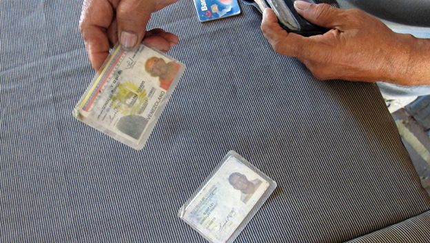 Cédulas colombiana y venezolana