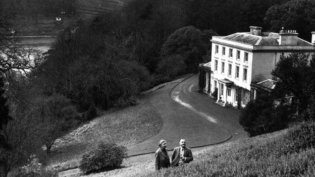 Agatha Christie y su marido, Max E. L. Mallowan, en los jardines de su casa en Devon. 