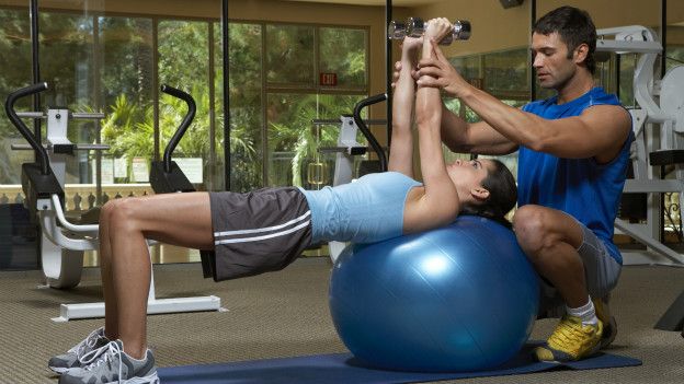 Un instructor dando clase a una joven