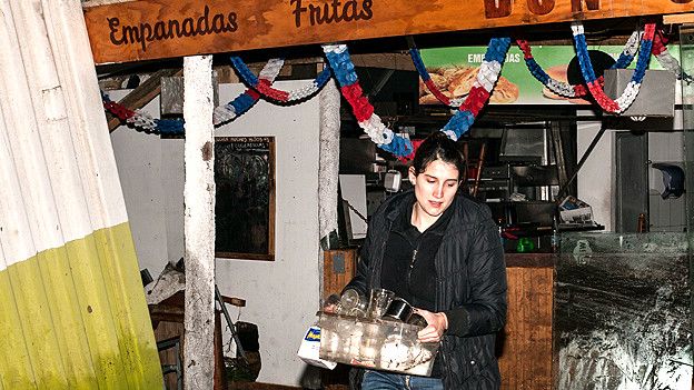 Una joven recupera pertenencias de una tienda en la localidad de Concón
