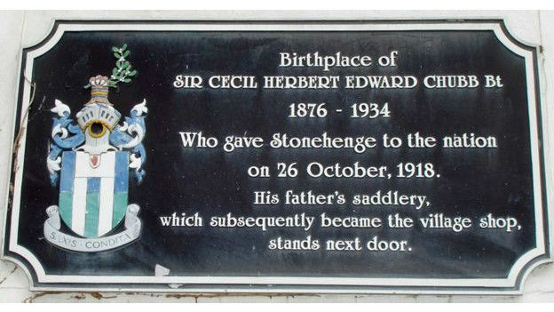 Placa conmemorativa y escudo en la casa donde vivió Sir cecil