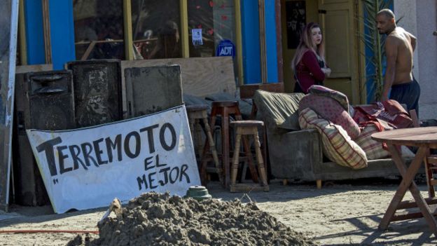 Personas afectadas por el terremoto en Tongoy