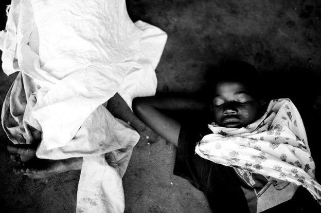Niño dormido en las calles de Maputo