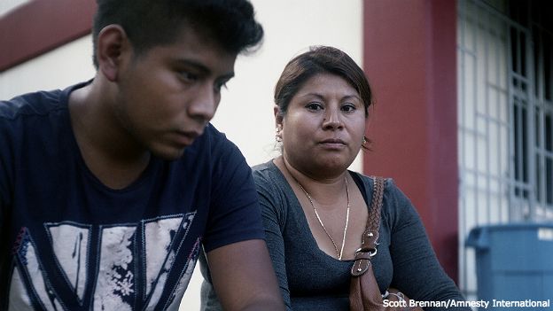 Carmen Cruz y uno de sus hijos, madre de Jorge Aníbal Cruz Mendoza