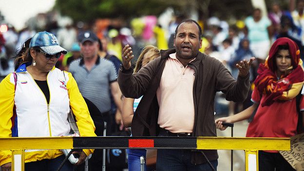 Personas en la frontera entre Venezuela y Colombia durante la reciente crisis bilateral.