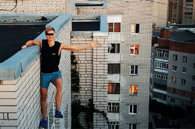 Hace unos día murió un joven ruso al tratar de fotografiarse desde las alturas de un edificio.