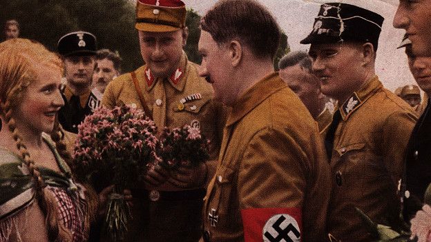 Adolf Hitler con una admiradora