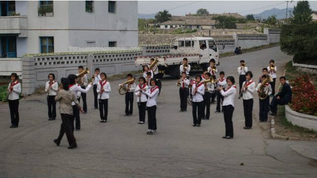 Jóvenes ensayando fuera de Pyongyang