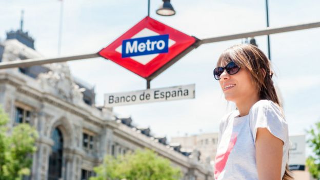 Una joven frente a la estación de metro Banco de España, en Madrid