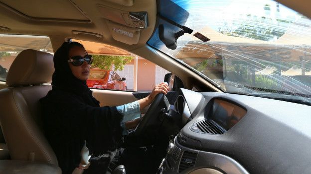 Mujer saudita conduciendo