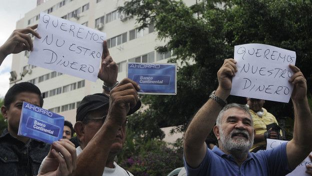 Ahorrantes del Banco Continental protestan
