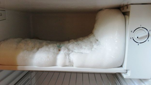 Un congelador con una gruesa capa de hielo