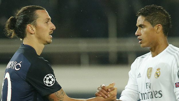 Zlatan Ibrahimovoc saluda a Raphael Varane en el partido más caro de la historia.