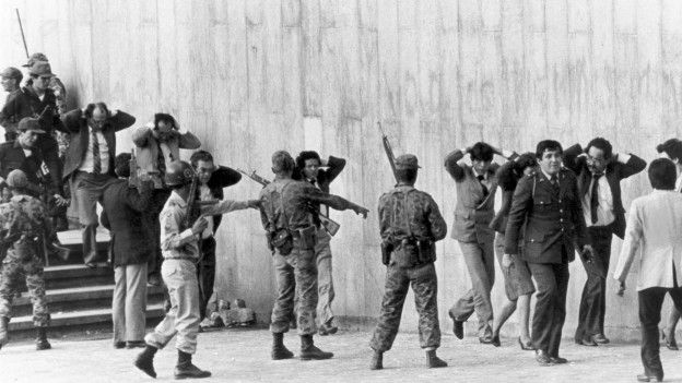 Rehenes saliendo del Palacio de Justicia