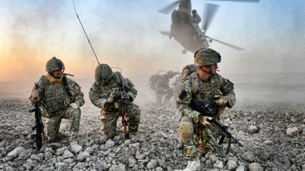 Soldados luchando en Helmand, Afganistán.