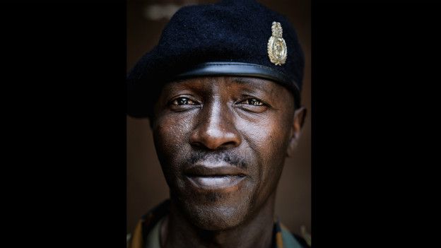 Un retrato del sargento John S Kabia -soldado de Sierra Leona- tomado durante la crisis del Ébola.