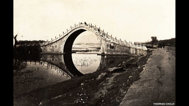 Thomas Child. No. 16. Puente. Década de 1870s. Copia en papel a la albúmina.