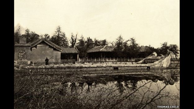 Thomas Child. No. 13. Stone Junk, Summer Palace. Década de 1870. Copia en papel a la albúmina 